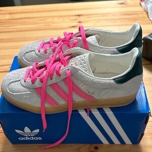Adidas women’s size 5.5 cream gazelle indoor